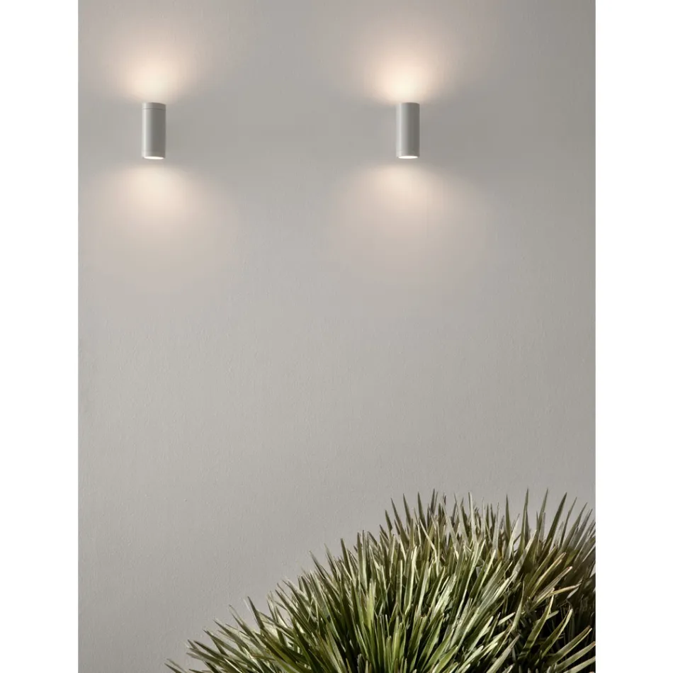 Design Outdoor Wall Lamp in White or Black Aluminum - Leopida Viadurini