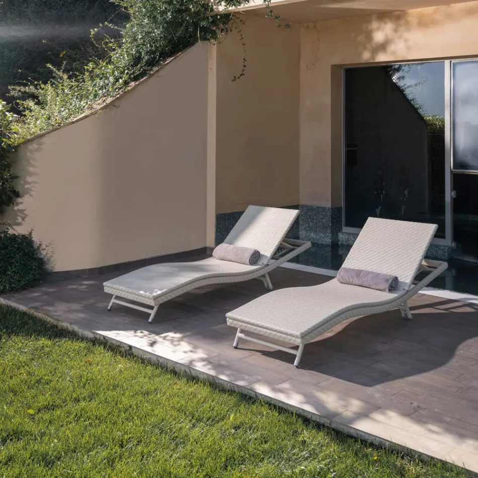 Outdoor Sunbed in Polyrattan with Wheels - Meredith Viadurini