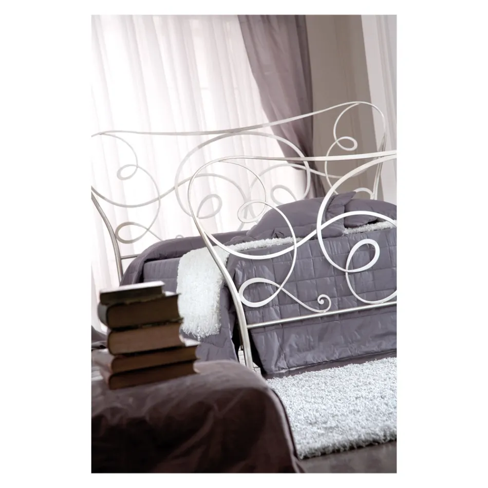 Double bed with footboard, mattress, pillows and 2 bedside tables - Lampo Viadurini