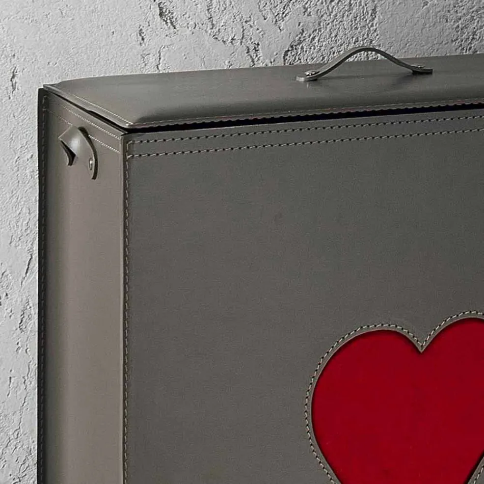 Contemporary leather laundry basket made in Italy Adele, heart insert Viadurini