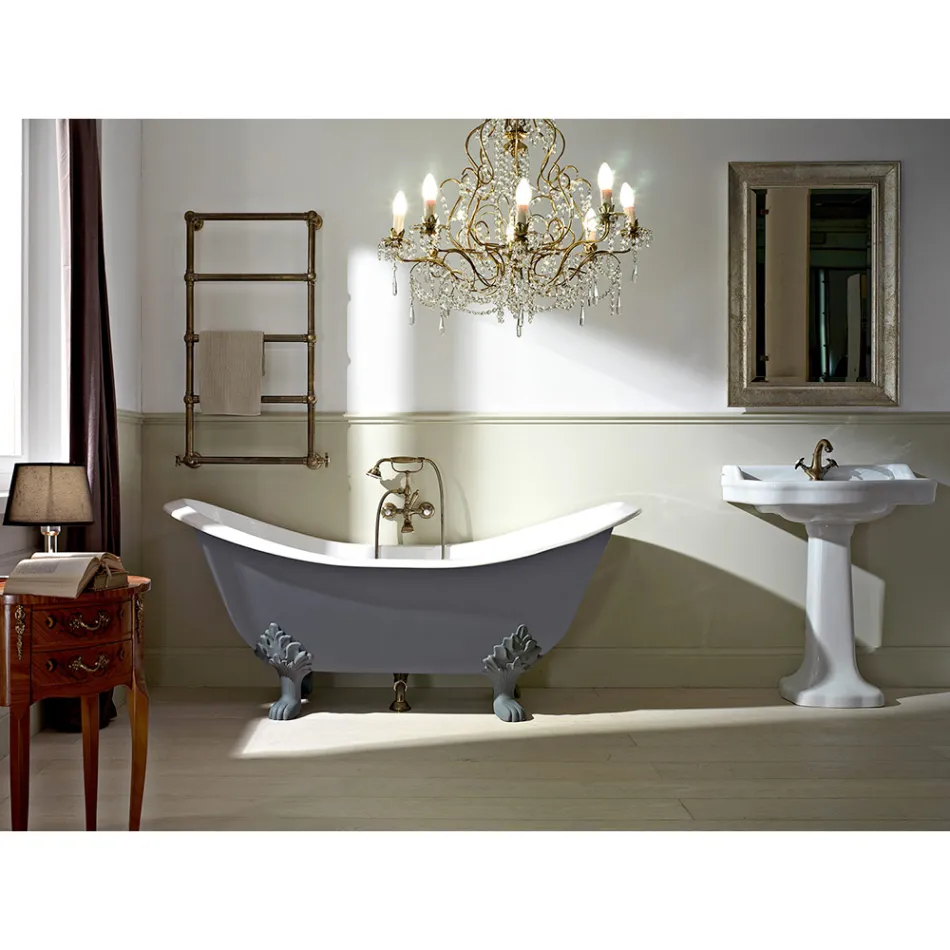 Vintage Freestanding Bathtub with Feet, in Cast Iron - Nadine Viadurini
